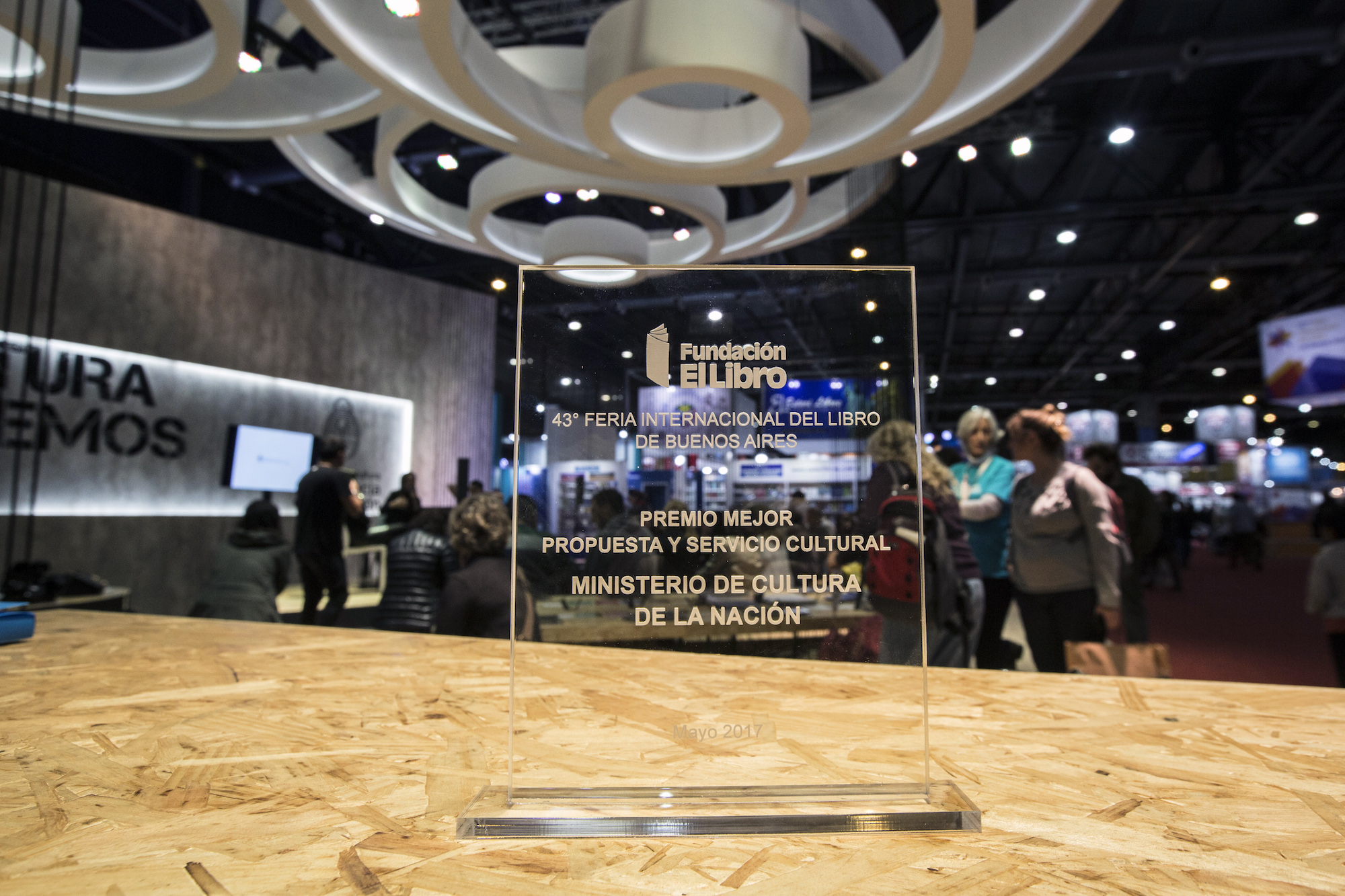 Buenos Aires, 12 de mayo de 2017 - El stand del Ministerio de Cultura recibió el premio mejor propuesta y servicio cultural en la 43.ª Feria Internacional del Libro de Buenos Aires.

Fotos: Romina Santarelli / Ministerio de Cultura de la Nación.